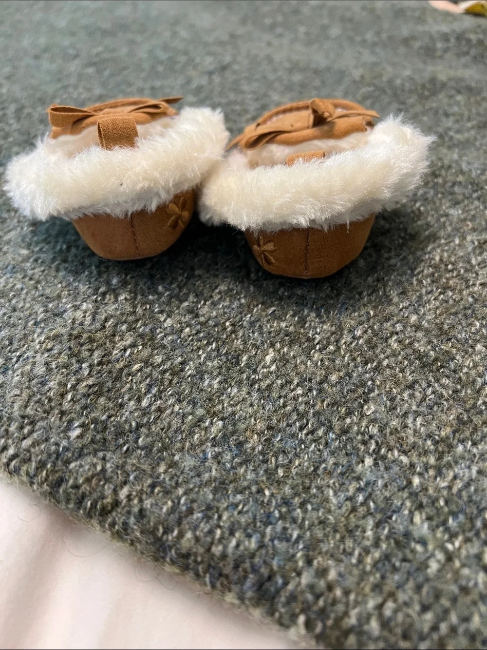 Lucky Brand Baby Faux Fur Slip-On moccasin slippers